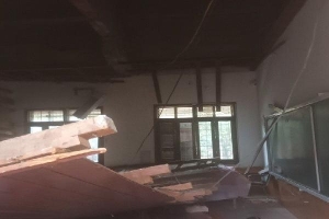 Nghệ An: Hiện trường vụ sập trần gỗ khiến nhiều học sinh bị thương