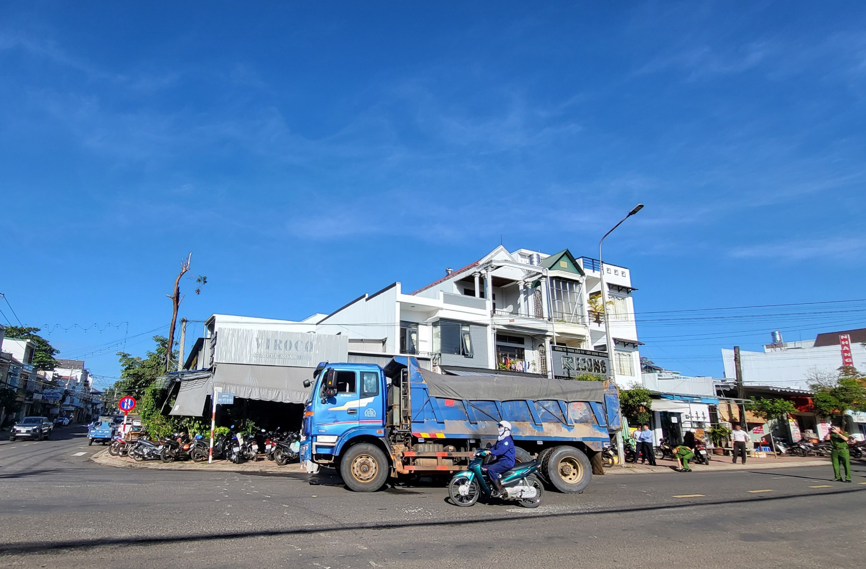 Dân sinh - Lâm Đồng: Xe tải chuyển hướng thiếu quan sát gây tai nạn nghiêm trọng