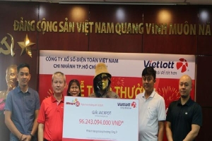 Một người chạy xe ôm ở TP HCM trúng giải Vietlott 96 tỉ đồng