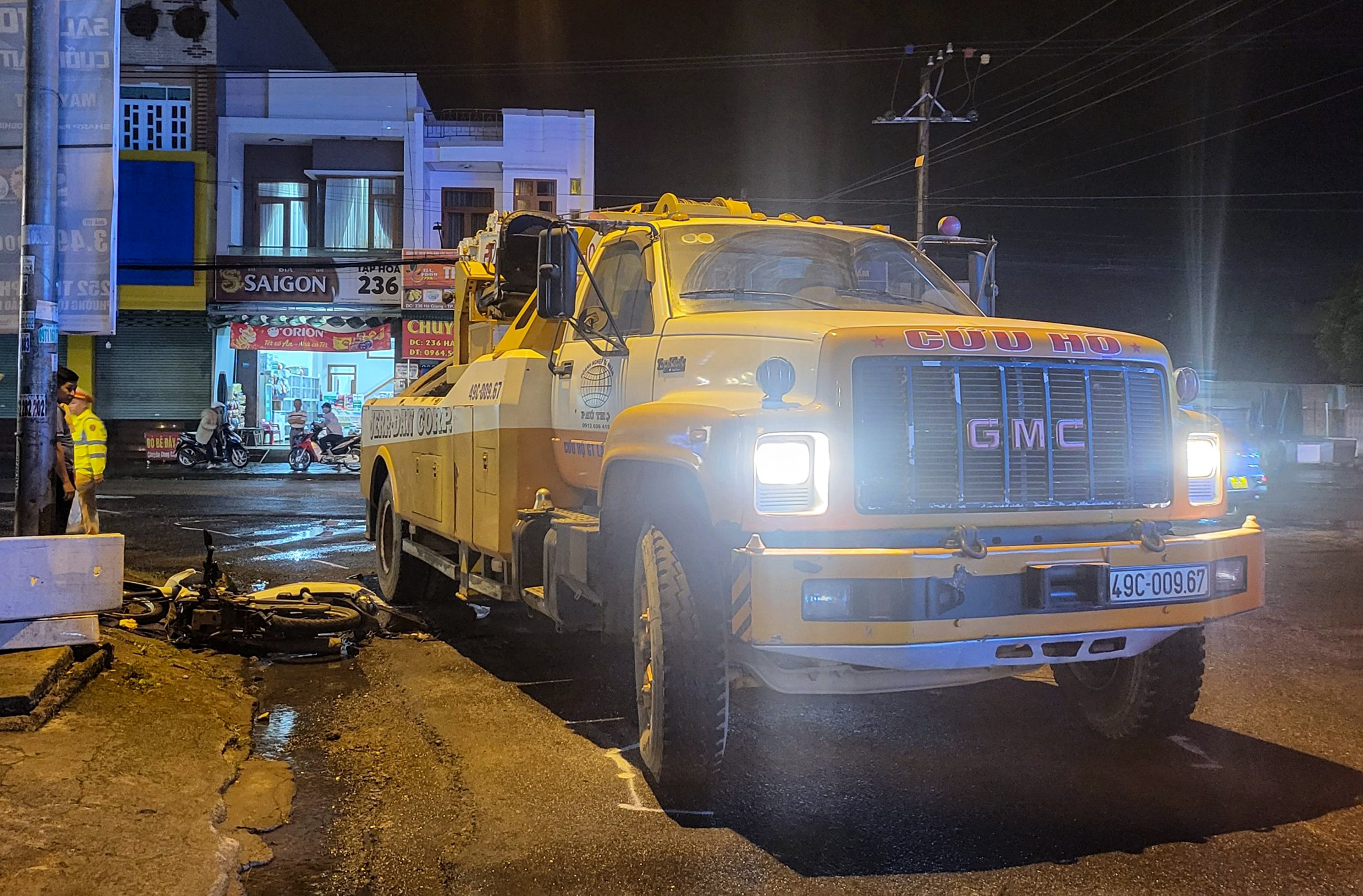 Dân sinh - Lâm Đồng: Xe cứu hộ va chạm với xe máy khiến nạn nhân gãy lìa chân (Hình 2).