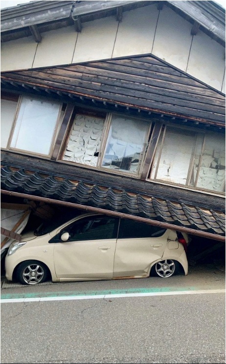 Một ngôi nhà bị sập đè trùng xe hơi ở thị trấn Shika, tỉnh Ishikawa - Nhật Bản