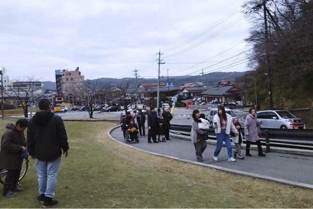Người dân ở TP Wajima, tỉnh Ishikawa sơ tán. Ảnh: Reuters