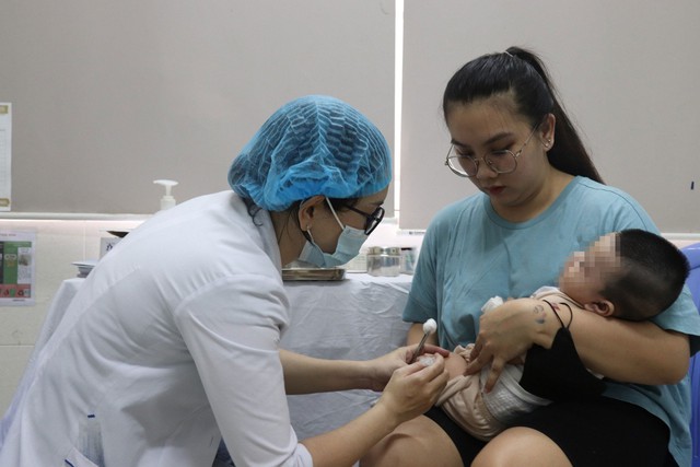 Trẻ được tiêm vắc-xin 5 trong 1 tại Trạm Y tế phường Phú Mỹ, quận 7, TP HCM sau nhiều tháng chờ đợi