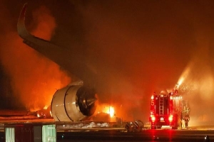 Vụ máy bay bốc cháy ở Nhật Bản: Tìm thấy hộp đen và những thông tin mâu thuẫn