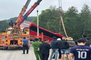 Xe khách chở khoảng 30 người, mất lái lao xuống vệ đường ở Hà Tĩnh