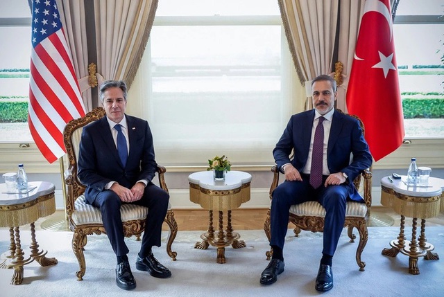 Ngoại trưởng Mỹ Antony Blinken (trái) gặp người đồng cấp Thổ Nhĩ Kỳ Hakan Fidan ở Istanbul, ngày 6-1. Ảnh: Reuters