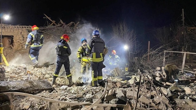 Công tác cứu hộ ở TP Pokrovsk, phía Đông Ukraine, sau cuộc tấn công bằng tên lửa của Nga, ngày 6-1. Ảnh: Reuters