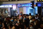 Hà Nội tiếp tục khuyến khích người dân đeo khẩu trang khi đến khu vực đông người