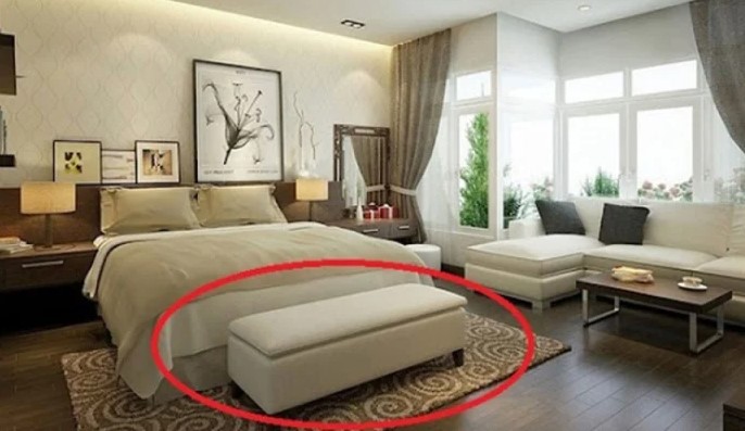 Đời sống - Tại sao khách sạn thường đặt 1 chiếc ghế sofa ở cuối giường?