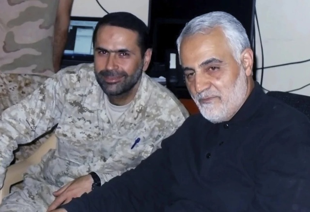 Ông Wissam Tawil (trái) và tướng Iran Qassem Soleimani. Ảnh: Hezbollah Military Media