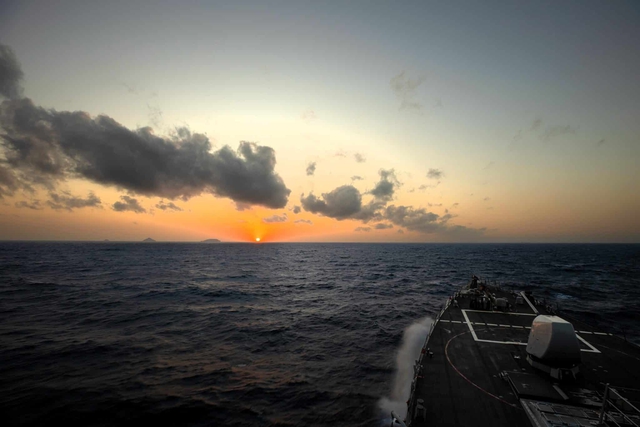 Tàu khu trục USS Laboon của Mỹ đi qua eo biển Bab al-Mandeb của biển Đỏ vào tháng 12-2023 Ảnh: HẢI QUÂN MỸ