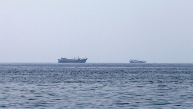 Hải quân Iran bắt tàu chở dầu ở vịnh Oman- Ảnh 1.