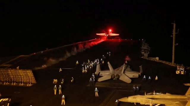 Máy bay chiến đấu cất cánh để tấn công các mục tiêu quân sự của Houthi ở Yemen. Ảnh: BỘ TƯ LỆNH TRUNG TÂM MỸ