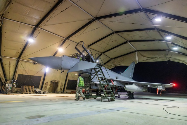 Máy bay Typhoon của Không quân Hoàng gia Anh trở về sau khi thực hiện nhiệm vụ tấn công Houthi trong bức ảnh được công bố ngày 12-1 - Ảnh: BỘ QUỐC PHÒNG ANH