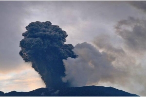 Núi lửa tại Indonesia phun trào, nhiều người dân phải sơ tán
