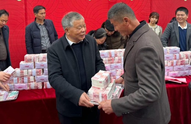 Đời sống - Trung Quốc: Nông dân hớn hở đi nhận thưởng Tết, có hộ 'ẵm' về nhà hơn 1 tỷ đồng 