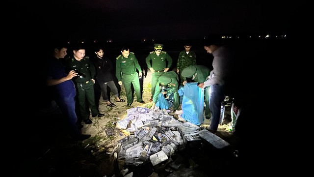 Quảng Ngãi tiếp tục phát hiện gần 300kg nghi ma túy dạt vào bờ biển- Ảnh 1.