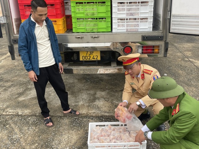 Phát hiện 4 tấn thịt gà đông lạnh chưa rõ nguồn gốc trên xe tải ở Quảng Bình- Ảnh 1.