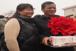 Trung Quốc: Nông dân hớn hở đi nhận thưởng Tết, có hộ 'ẵm' về nhà hơn 1 tỷ đồng