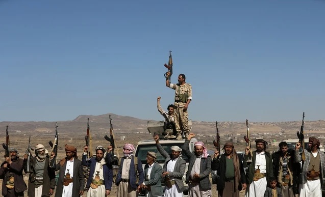 Các tay súng Houthi và người ủng hộ trong cuộc biểu tình gần Sanaa (Yemen) ngày 14-1 nhằm phản đối đòn tấn công của Mỹ. Ảnh: Reuters