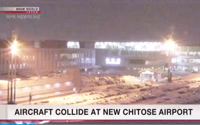 Thời tiết xấu, tuyết rơi dày khi vụ va chạm xảy ra tại sân bay Shin Chitose. Ảnh: NHK