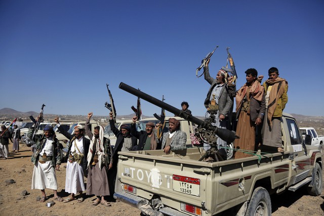 Thành viên lực lượng Houthi ở gần Sanaa, Yemen, vào ngày 14-1. Ảnh: AP
