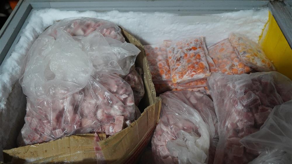 Pháp luật - Phát hiện kho hàng hơn 3 tấn thực phẩm đông lạnh không rõ nguồn gốc (Hình 2).