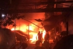 Cháy lớn tại một bãi giữ xe ôtô trong đêm