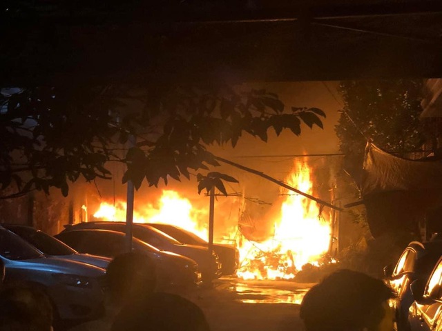 Cháy lớn tại một bãi giữ xe ôtô trong đêm- Ảnh 2.