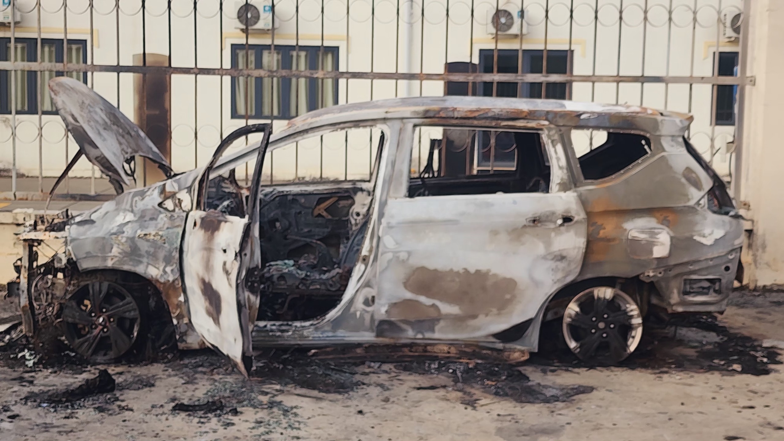 Dân sinh - Bình Phước: Xe ô tô 7 chỗ bốc cháy trong đêm (Hình 2).