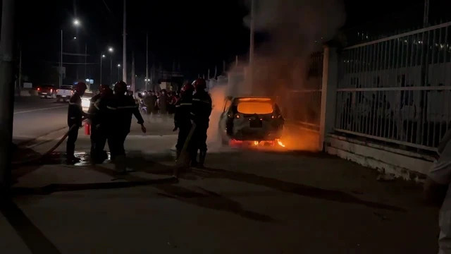 Dân sinh - Bình Phước: Xe ô tô 7 chỗ bốc cháy trong đêm (Hình 4).