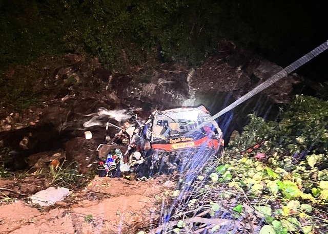 Hiện trường vụ xe khách chở 22 người lao xuống vực trên cao tốc La Sơn - Tuý Loan- Ảnh 1.