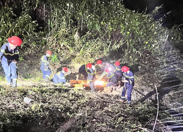 Hiện trường vụ xe khách chở 22 người lao xuống vực trên cao tốc La Sơn - Tuý Loan- Ảnh 2.