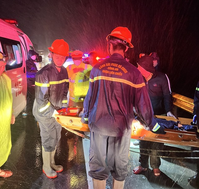 Hiện trường vụ xe khách chở 22 người lao xuống vực trên cao tốc La Sơn - Tuý Loan- Ảnh 7.