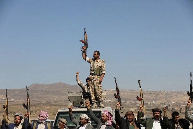 Thành viên lực lượng Houthi giương vũ khí trong một buổi tập hợp gần khu vực Sanaa của Yemen. Ảnh: Reuters