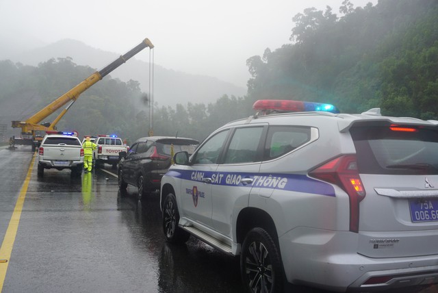 Tai nạn ở cao tốc La Sơn - Túy Loan: Nhân chứng kể lại lúc xe lao xuống vực- Ảnh 7.
