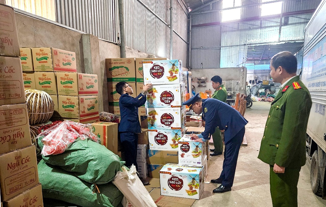 An ninh - Hình sự - Thái Nguyên thu giữ, tiêu hủy hơn 300kg thực phẩm lậu phục vụ Tết
