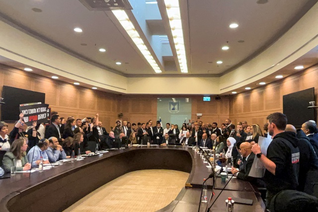 Một nhóm người thân của các con tin xông vào cuộc họp của một ủy ban quốc hội ở TP Jerusalem - Israel hôm 22-1.Ảnh: Reuters