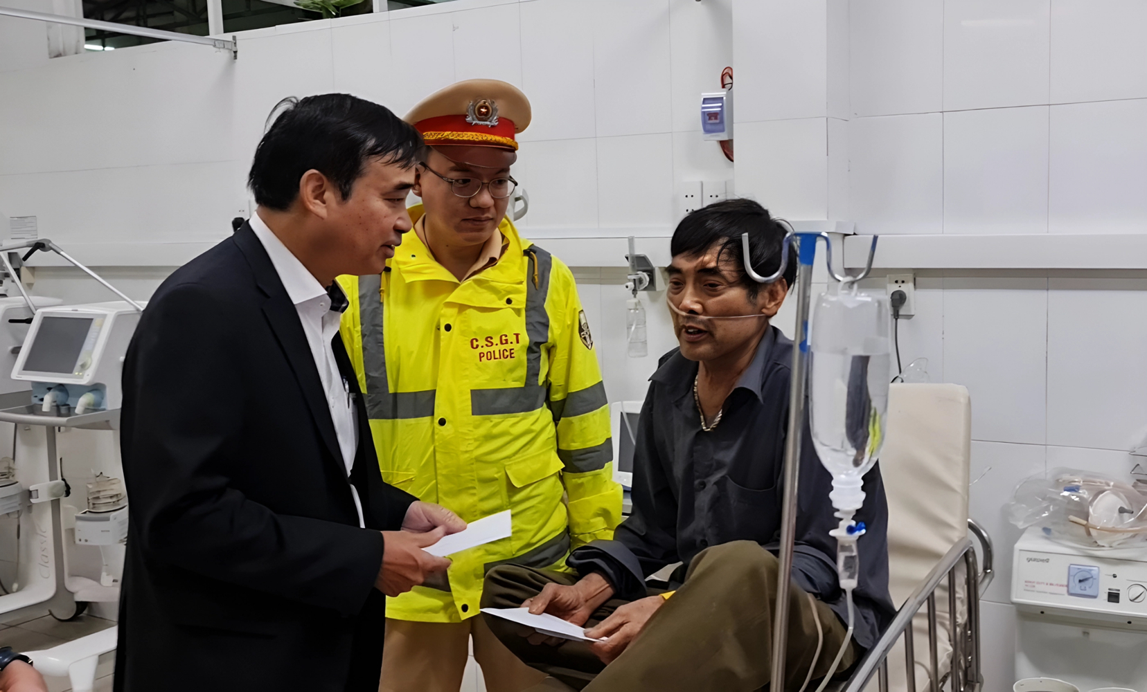 Sự kiện - Tập trung cứu chữa nạn nhân vụ xe khách lao xuống vực ở Đà Nẵng