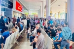 Kiều bào đổ về quê ăn Tết, sân bay Tân Sơn Nhất chật kín người