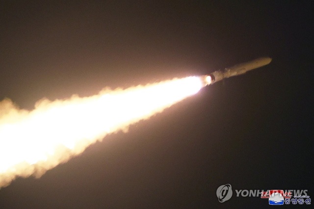 Bức ảnh do KCNA công bố vào ngày 25-1, cho thấy vụ phóng thử tên lửa hành trình chiến lược Pulhwasal-3-31 đầu tiên của Triều Tiên. Ảnh: Yonhap
