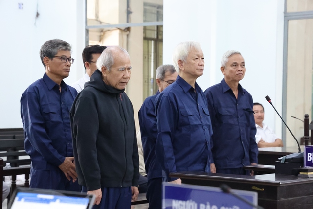 Cựu chủ tịch UBND tỉnh Khánh Hòa bị đề nghị 4-5 năm tù
- Ảnh 2.