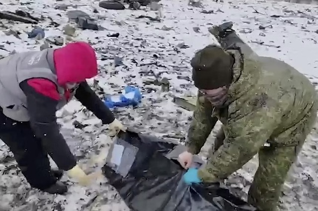 Hình ảnh từ đoạn video do Nga cung cấp cho thấy một thi thể tại hiện trường vụ tai nạn ở vùng Belgorod của Nga. Ảnh: EPA-EFE
