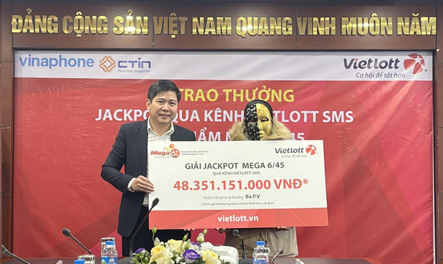 Một phụ nữ nhận giải Jackpot đầu tiên năm 2024 của Vietlott trị giá gần 50 tỉ đồng - Ảnh 1.