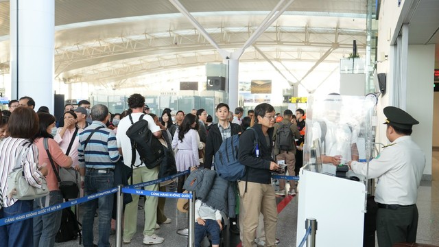 Hành khách làm thủ tục bay tại sân bay Nội Bài, TP Hà NộiẢnh: Phan Công