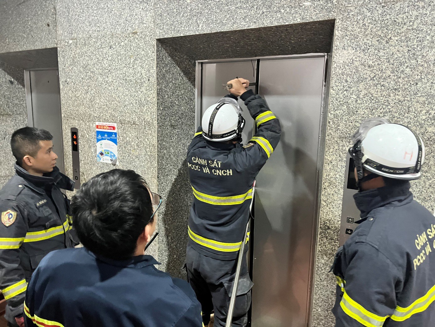 Xã hội - Cảnh sát giải cứu 7 người mắc kẹt trong thang máy tại trụ sở Bộ Công Thương