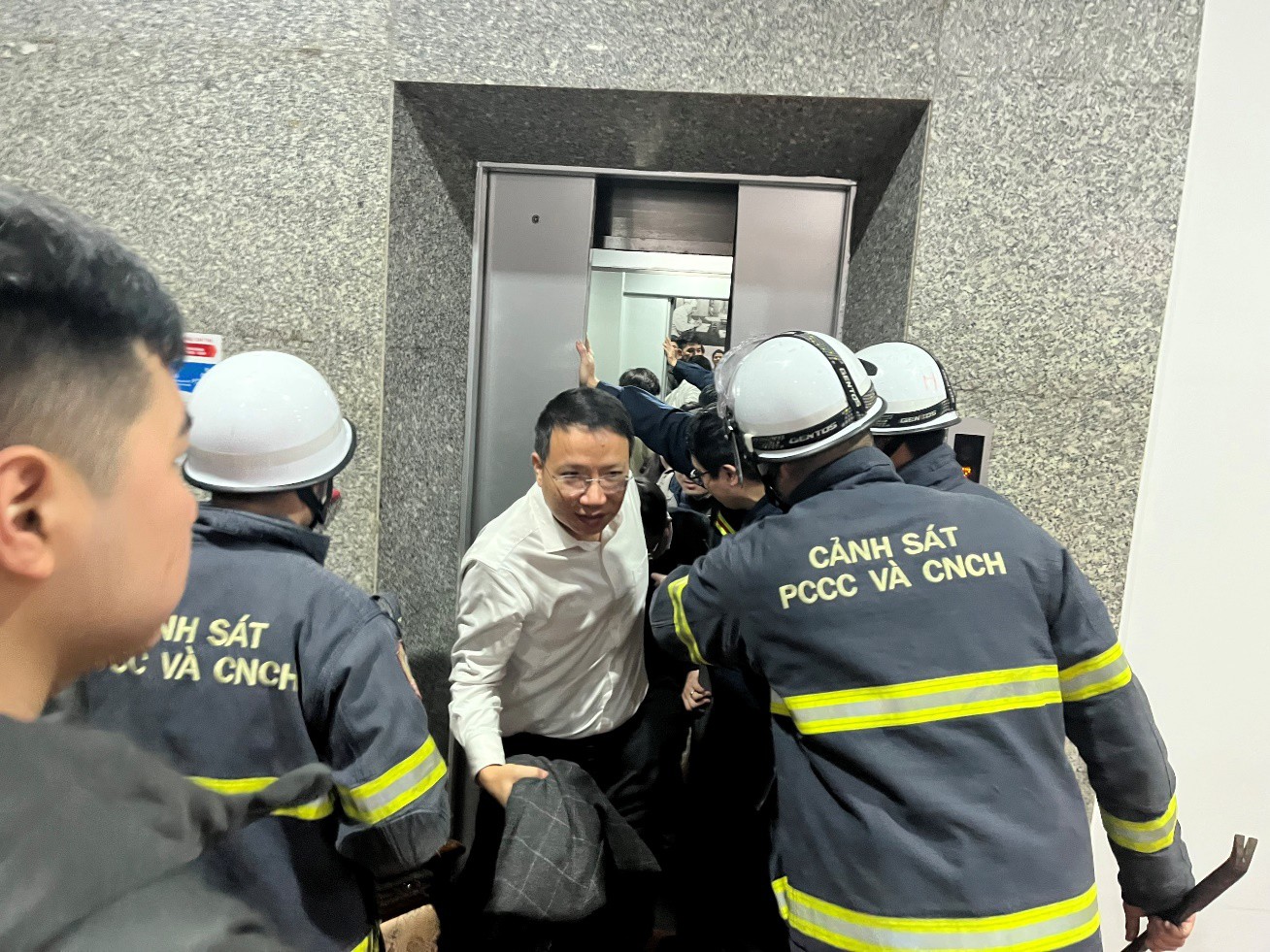 Xã hội - Cảnh sát giải cứu 7 người mắc kẹt trong thang máy tại trụ sở Bộ Công Thương (Hình 2).