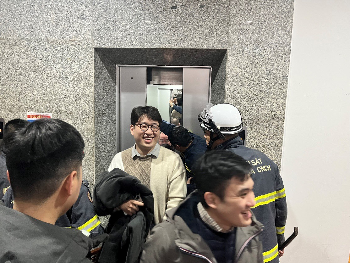 Xã hội - Cảnh sát giải cứu 7 người mắc kẹt trong thang máy tại trụ sở Bộ Công Thương (Hình 3).