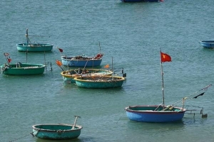 Bình Thuận: Tìm kiếm ngư dân đi thúng máy nghi bị rơi xuống biển
