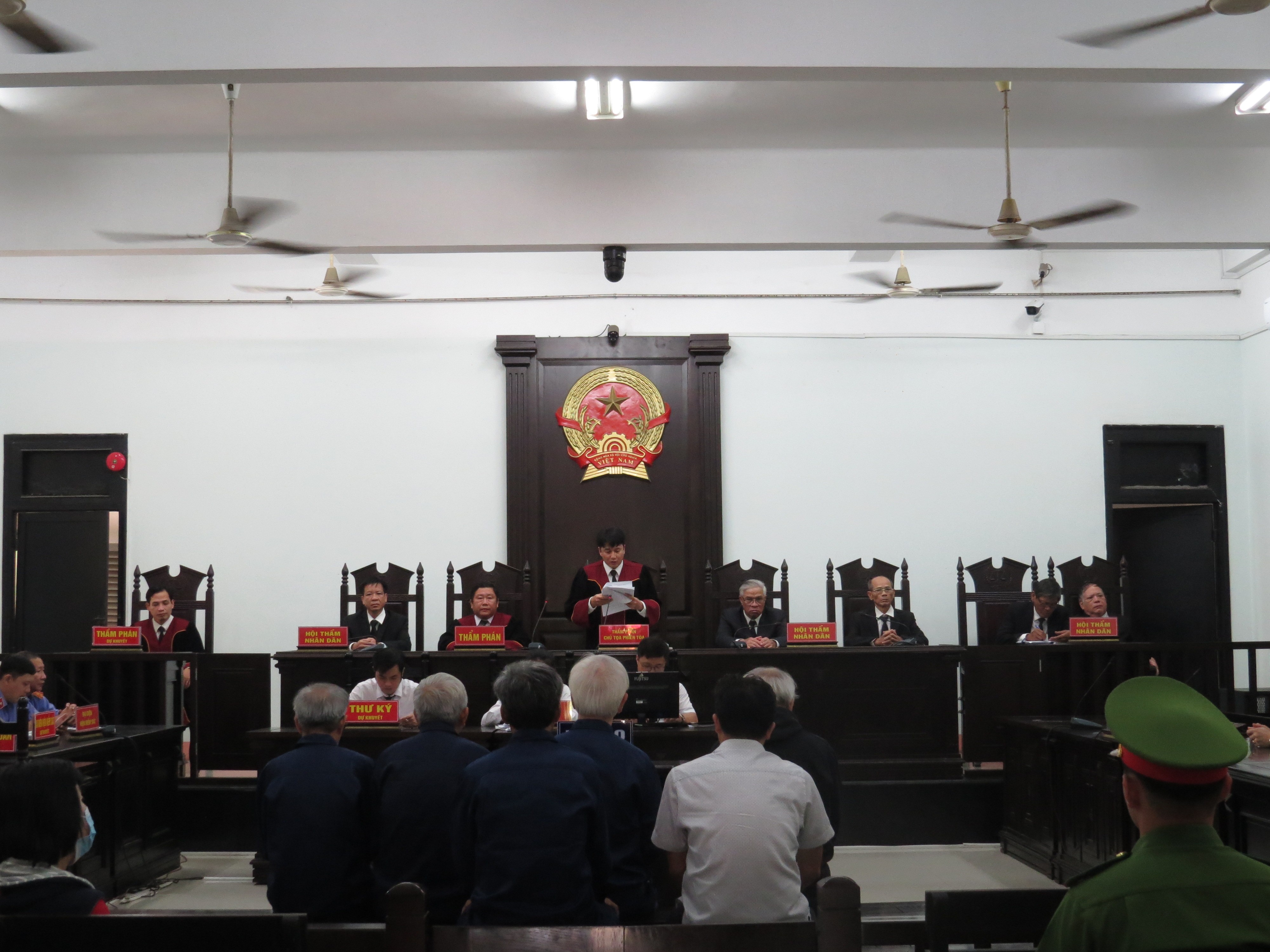 An ninh - Hình sự - 9 cựu quan chức tỉnh Khánh Hòa bị phạt từ 1,5 – 5 năm tù (Hình 2).